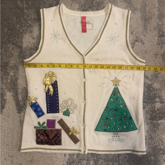 Women’s White Vintage Christmas Sweater Vest with Presents - Picture 4 of 5